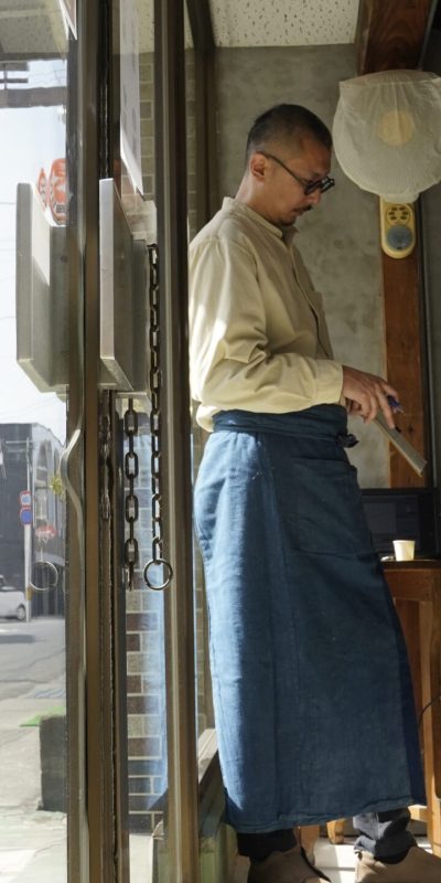 焙煎するオーナー