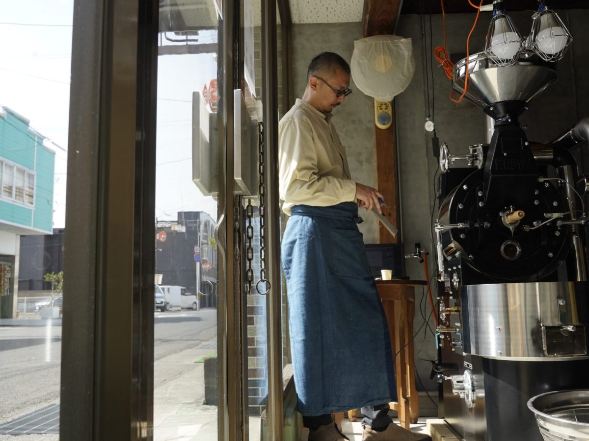 焙煎するオーナー